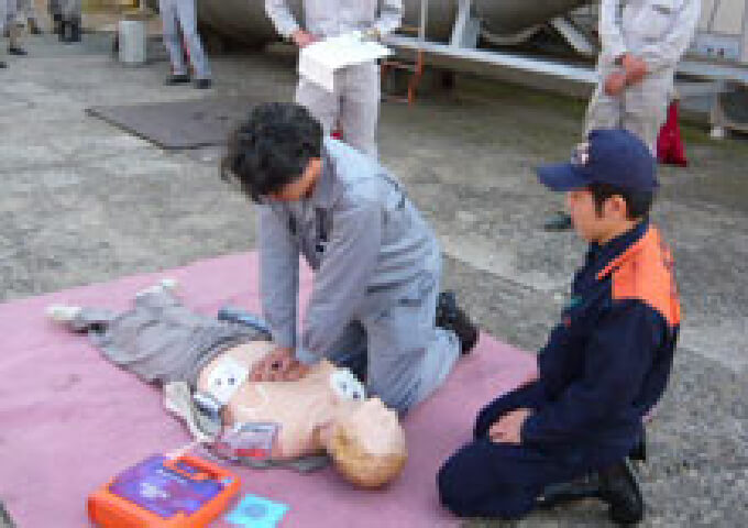 常設しているAED（自動体外式除細動器）を用いた救命救急訓練の様子