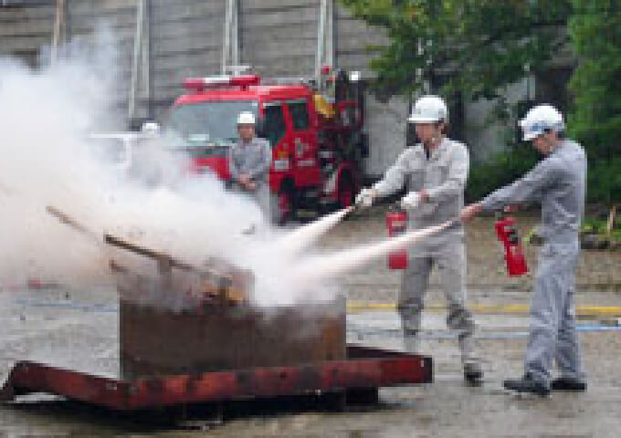 総合防災訓練での消火訓練の様子